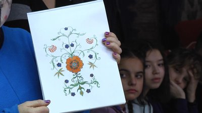 Майстриня каже, особливість подільського розпису в тому, що він дуже витончений Майстриня каже, особливість подільського розпису в тому, що він дуже витончений
