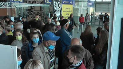 У перший день "червоної" зони біля центрів вакцинації у Запоріжжі утворились черги У перший день "червоної" зони біля центрів вакцинації у Запоріжжі утворились черги