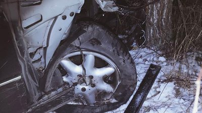 На Житомирщині вантажівка згубила колесо, яке влетіло в легковик, що з'їхав у кювет На Житомирщині вантажівка згубила колесо, яке влетіло в легковик, що з'їхав у кювет