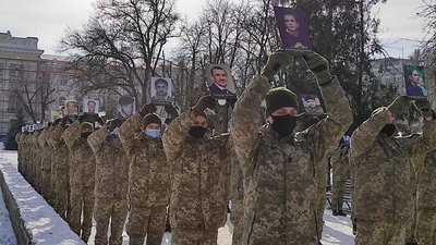 У Харкові курсанти вийшли на площу з портретами Герої Небесної сотні У Харкові курсанти вийшли на площу з портретами Герої Небесної сотні