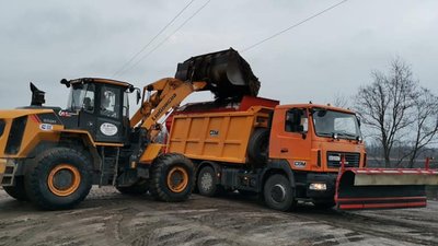 Дороги Кіровоградщини від снігу розчищають десять машин