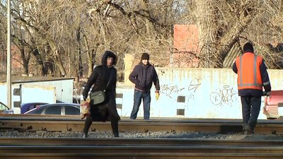 На Житомирщині жителі Бердичева вимагають облаштувати пішохідний перехід через залізничні колії На Житомирщині жителі Бердичева вимагають облаштувати пішохідний перехід через залізничні колії