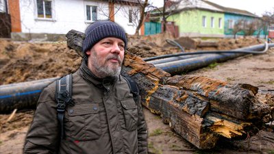 На вулиці Фікселя у Чернігові ремонтують каналізаційний колектор і проводять розкопки