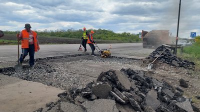 Під Харковом ремонтують дорогу після ракетного удару РФ 8 травня