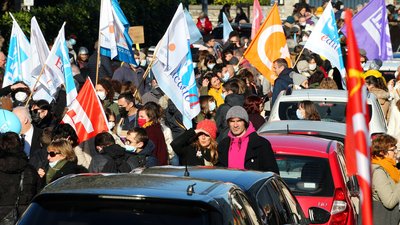 У Франції відбувся масовий страйк вчителів. Вони протестують проти COVID-політики уряду У Франції відбувся масовий страйк вчителів. Вони протестують проти COVID-політики уряду