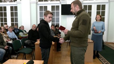 У Чернігові вручили 29 посмертних нагород родинам загиблих воїнів У Чернігові вручили 29 посмертних нагород родинам загиблих воїнів