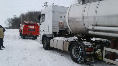 Карета "швидкої" та вантажівки: на Волині витягли зі снігу шість авто Карета "швидкої" та вантажівки: на Волині витягли зі снігу шість авто