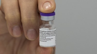 Виробники Pfizer заявили, що їхня вакцина ефективна проти нових мутацій коронавірусу