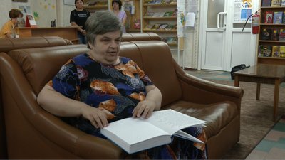 Олена Галета читає книгу шрифтом Брайля Олена Галета читає книгу шрифтом Брайля