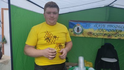 У Житомирі пасічники провели фестиваль меду "Бджологради Житомирщини" У Житомирі пасічники провели фестиваль меду "Бджологради Житомирщини"