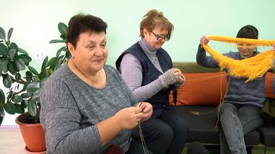 Запит на шкарпетки отримують постійно: житомирські волонтерки в'яжуть для українських військових Запит на шкарпетки отримують постійно: житомирські волонтерки в'яжуть для українських військових