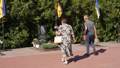 У Кропивницькому вшанували загиблих захисників і захисниць У Кропивницькому вшанували загиблих захисників і захисниць