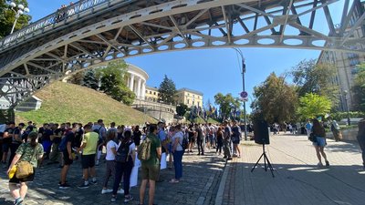 "Нацкорпус" з шинами та прапорами вирушає до ОПУ. Що відбувається