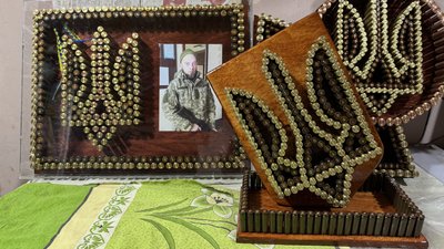 Подружжя з Миколаївщини виготовляє картини з гільз на пам’ять про загиблого сина Подружжя з Миколаївщини виготовляє картини з гільз на пам’ять про загиблого сина