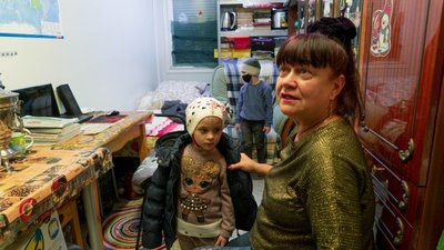 "З пластика людей мають витягнути". Чому переселенці сім років живуть у модульних містечках "З пластика людей мають витягнути". Чому переселенці сім років живуть у модульних містечках