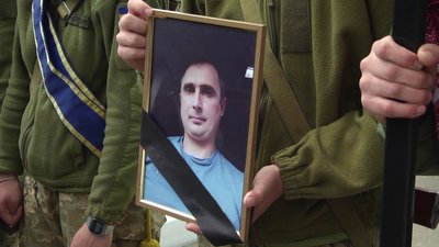 У Житомирі попрощалися з військовим 13 окремого десантно-штурмового батальйону Дмитром Надолинським У Житомирі попрощалися з військовим 13 окремого десантно-штурмового батальйону Дмитром Надолинським