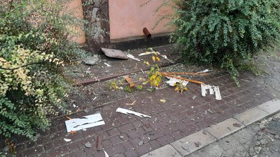 "У сусідів половина будинку розбито, і дах... нам немає де ховатись". Херсонка розповіла про черговий обстріл РФ "У сусідів половина будинку розбито, і дах... нам немає де ховатись". Херсонка розповіла про черговий обстріл РФ