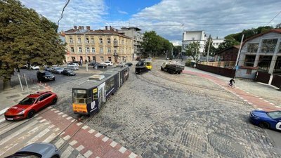 Перехрестя вулиць Сахарова, Вітовського та Нечуя-Левицького, поруч із пл. Лема у Львові