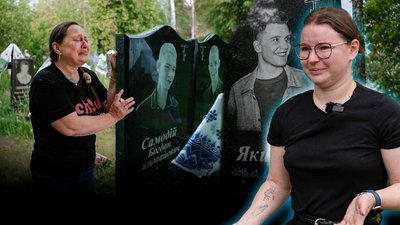 Біля могил хлопців із села Мохнатин на Чернігівщині, яких розстріляли росіяни