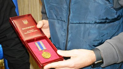 Родина загиблого миколаївського спецпризначенця отримали медаль Родина загиблого миколаївського спецпризначенця отримали медаль