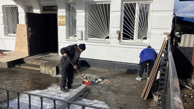 У Золочеві усувають наслідки ракетних ударів С-300, 6 лютого 2024 року 1 У Золочеві усувають наслідки ракетних ударів С-300, 6 лютого 2024 року 1