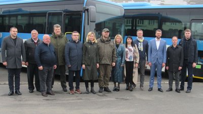 Благодійні автобуси з Естонії: головам трьом громад Житомирщини вручили ключі від транспортних засобів Благодійні автобуси з Естонії: головам трьом громад Житомирщини вручили ключі від транспортних засобів