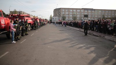 На Луганщині люди проводжали вогнеборців, які гасили масштабні пожежі в області
