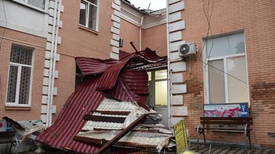 Наслідки негоди на Кіровоградщині: знеструмлені 24 населені пункти, зірвані дахи та повалені дерева Наслідки негоди на Кіровоградщині: знеструмлені 24 населені пункти, зірвані дахи та повалені дерева