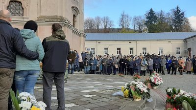 На Тернопільщині поховали лікаря, який помер від COVID-19 На Тернопільщині поховали лікаря, який помер від COVID-19
