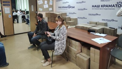 Надають гуманітарну допомогу та юридичні консультації. У Дніпрі відкрився хаб для переселенців з Краматорська Надають гуманітарну допомогу та юридичні консультації. У Дніпрі відкрився хаб для переселенців з Краматорська