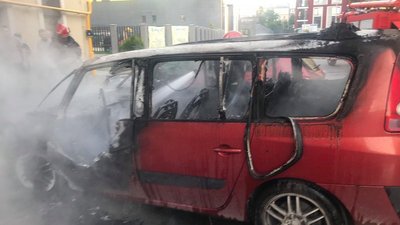 Біля львівської багатоповерхівки згорів автомобіль, ще одне авто пошкоджене Біля львівської багатоповерхівки згорів автомобіль, ще одне авто пошкоджене