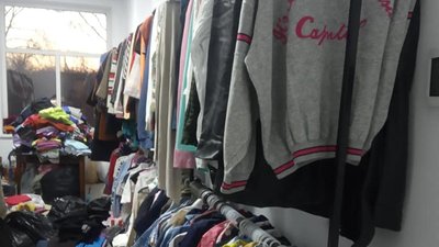 У Чернівецькій області облаштували кімнату у Будинку культури, де люди безкоштовно можуть взяти одяг У Чернівецькій області облаштували кімнату у Будинку культури, де люди безкоштовно можуть взяти одяг