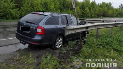 Біля Рівного легковик напоровся на відбійник, водій – у важкому стані Біля Рівного легковик напоровся на відбійник, водій – у важкому стані