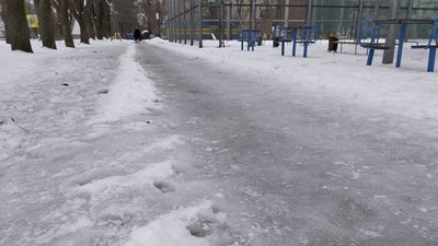 Ожеледиця на тротуарах Полтави: що кажуть місцеві та двірники Ожеледиця на тротуарах Полтави: що кажуть місцеві та двірники