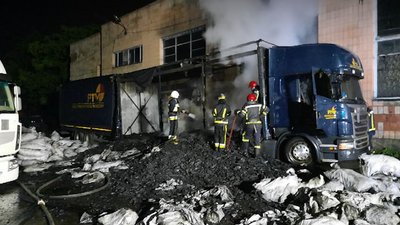 У Рівному вночі згоріла вантажівка з деревним вугіллям