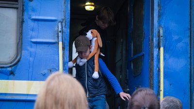 На Закарпаття прибув евакуаційний поїзд з Донеччини На Закарпаття прибув евакуаційний поїзд з Донеччини