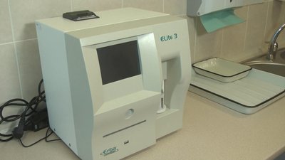 У лабораторії встановили аналізатор крові для визначення загальних показників. Фото: Суспільне Поділля У лабораторії встановили аналізатор крові для визначення загальних показників. Фото: Суспільне Поділля