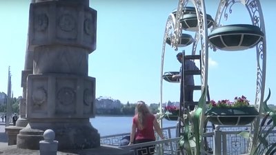 На набережній Тернопільського ставу до кованих інсталяцій додали живі квіти