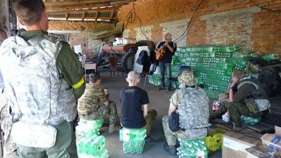 Його зброя – слово і гітара: харківський бард виступає у Тернополі Його зброя – слово і гітара: харківський бард виступає у Тернополі