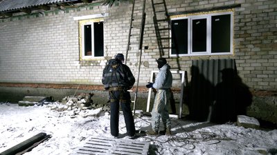 Один дах за три дні: на Чернігівщині волонтери ремонтують будинки, пошкоджені внаслідок бойових дій Один дах за три дні: на Чернігівщині волонтери ремонтують будинки, пошкоджені внаслідок бойових дій