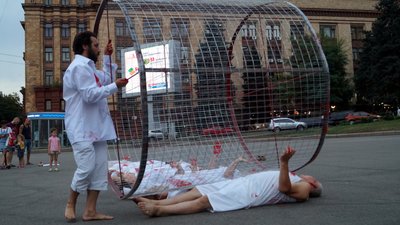 У центрі Дніпра провели перформанс на підтримку Білорусі – фоторепортаж У центрі Дніпра провели перформанс на підтримку Білорусі – фоторепортаж