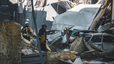 Ракета РФ зруйнувала ТЦ "Рив'єра" в Одесі та пошкодила будинки. Фоторепортаж Ракета РФ зруйнувала ТЦ "Рив'єра" в Одесі та пошкодила будинки. Фоторепортаж
