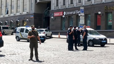 У Києві чоловік погрожує підірвати відділення банку в бізнес-центрі "Леонардо" У Києві чоловік погрожує підірвати відділення банку в бізнес-центрі "Леонардо"