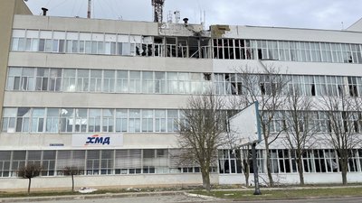Через обстріли російською армією у Херсоні пошкоджені приміщення театру ляльок та типографія