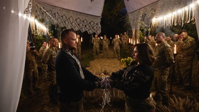 Вінчання військових на Харківщині: «Хомочка» та «Айс» склали обітниці перед побратимами