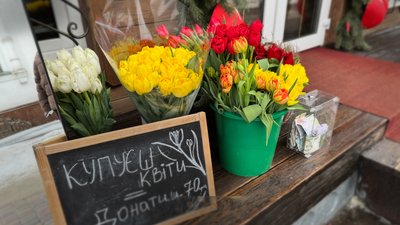 У Полтаві продають тюльпани, аби зібрати гроші на авто для ЗСУ