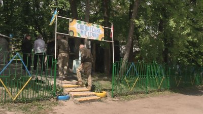Частують та співають: "Солдатське містечко" на Черкащині за рік прийняло 40 тисяч військових Частують та співають: "Солдатське містечко" на Черкащині за рік прийняло 40 тисяч військових