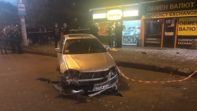В Одесі автівка влетіла у натовп на зупинці: чотири людини травмувалися В Одесі автівка влетіла у натовп на зупинці: чотири людини травмувалися