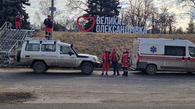 Тернопільські бригади екстреної меддопомоги повернулася з Херсонщини Тернопільські бригади екстреної меддопомоги повернулася з Херсонщини