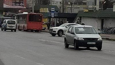 У Сумах перенесли зупинки комунального транспорту по вул. Набережна р. Стрілка У Сумах перенесли зупинки комунального транспорту по вул. Набережна р. Стрілка